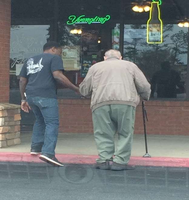 Stranger captures heartwarming act of kindness by restaurant worker 