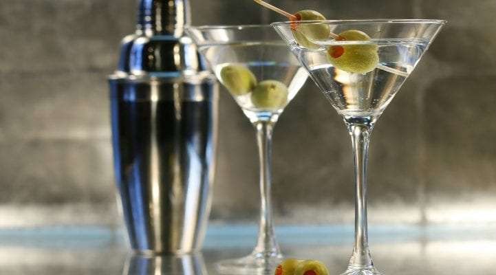 Martini cocktail: shaken or stirred? - FreshMAG