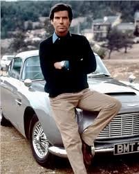 James Bond casual style: Goldeneye Pierce Brosnan debuted as James Bond with a superb and timeless casual outfit. Cable knit sweater, dress shirt and moleskin trousers. The cravat was a dandy detail,