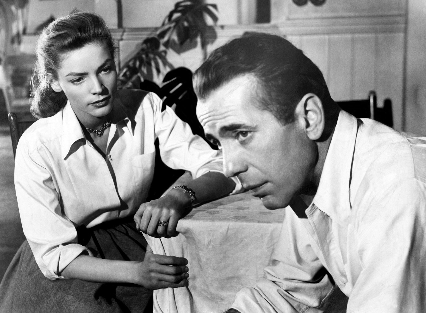Lauren Bacall Dies at 89; in a Bygone Hollywood, She Purred Every Word -  The New York Times